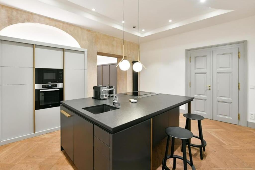 Luxury Old Town Apt, Parking Apartamento Praga Exterior foto